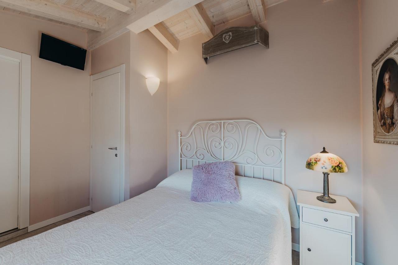 Le Due Dame Hotell Manerba del Garda Exteriör bild